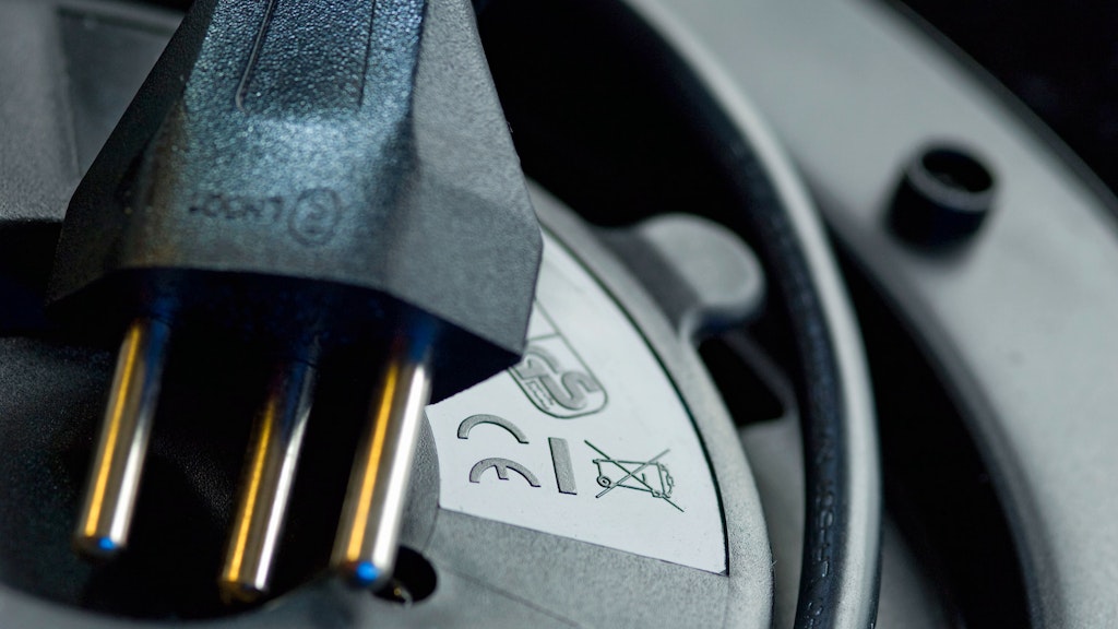 Prise sur une bobine de câble portant la marque européenne de conformité CE