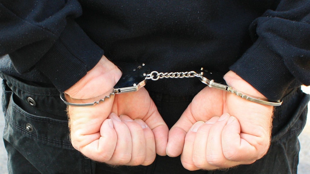 Les mains d'une personne menottée.