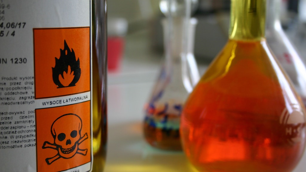 Flacon portant une étiquette de mise en garde contre les produits chimiques