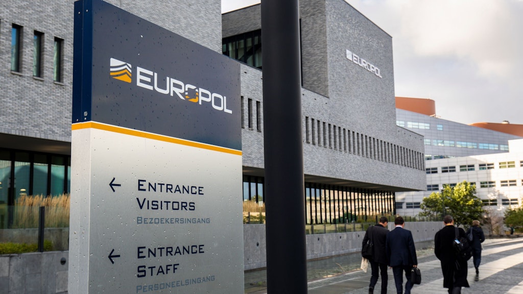 Passants devant le siège d'Europol à La Haye.