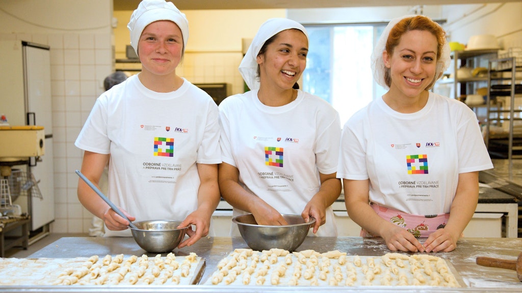 Élèves d’écoles professionnelles en train de cuisiner.