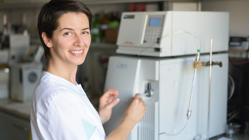 Une chercheuse dans son laboratoire.