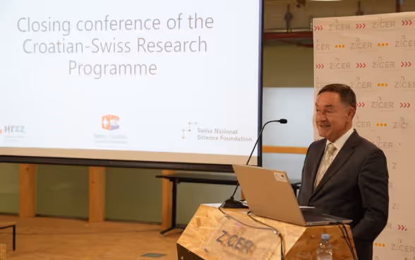 Botschafter Urs Hammer spricht auf der Konferenz.