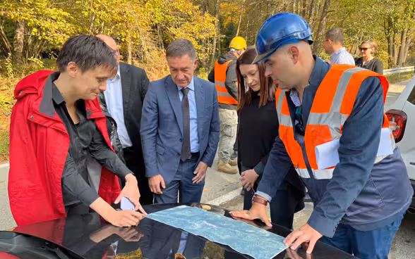 L'ambasciatore Urs Hammer e il ministro croato per lo Sviluppo regionale e i Fondi UE Nataša Tramišak in visita ai progetti idrici e di depurazione a Gorski Kotar.