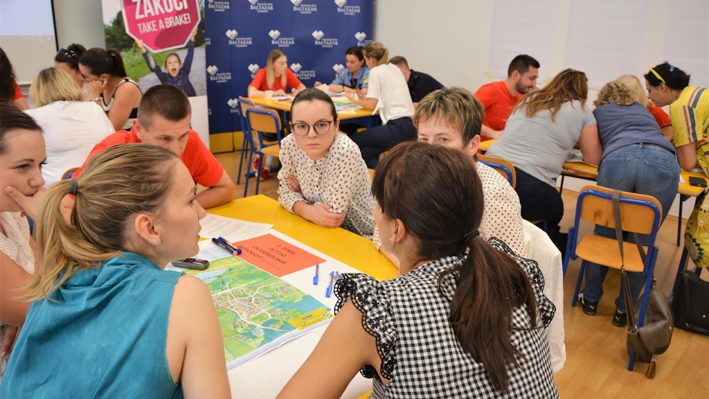 Eine Gruppe von Menschen, die zusammen arbeiten.