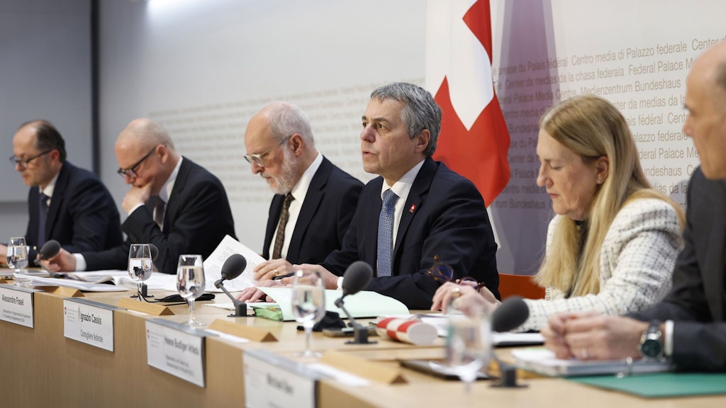 Ignazio Cassis bei der Medienkonferenz vom 5. Dezember 2025, begleitet von Experten der betroffenen Ämter.