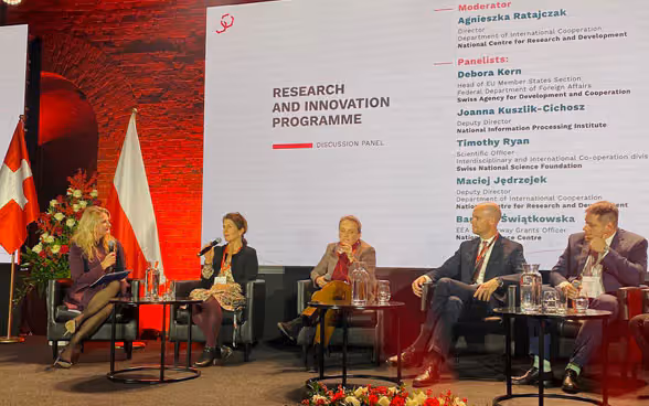 Das Foto zeigt Vertreterinnen und Vertreter aus der Verwaltung und Wissenschaft auf dem Panel. Sie diskutieren über das schweizerisch-polnische Programm «Forschung und Innovation».