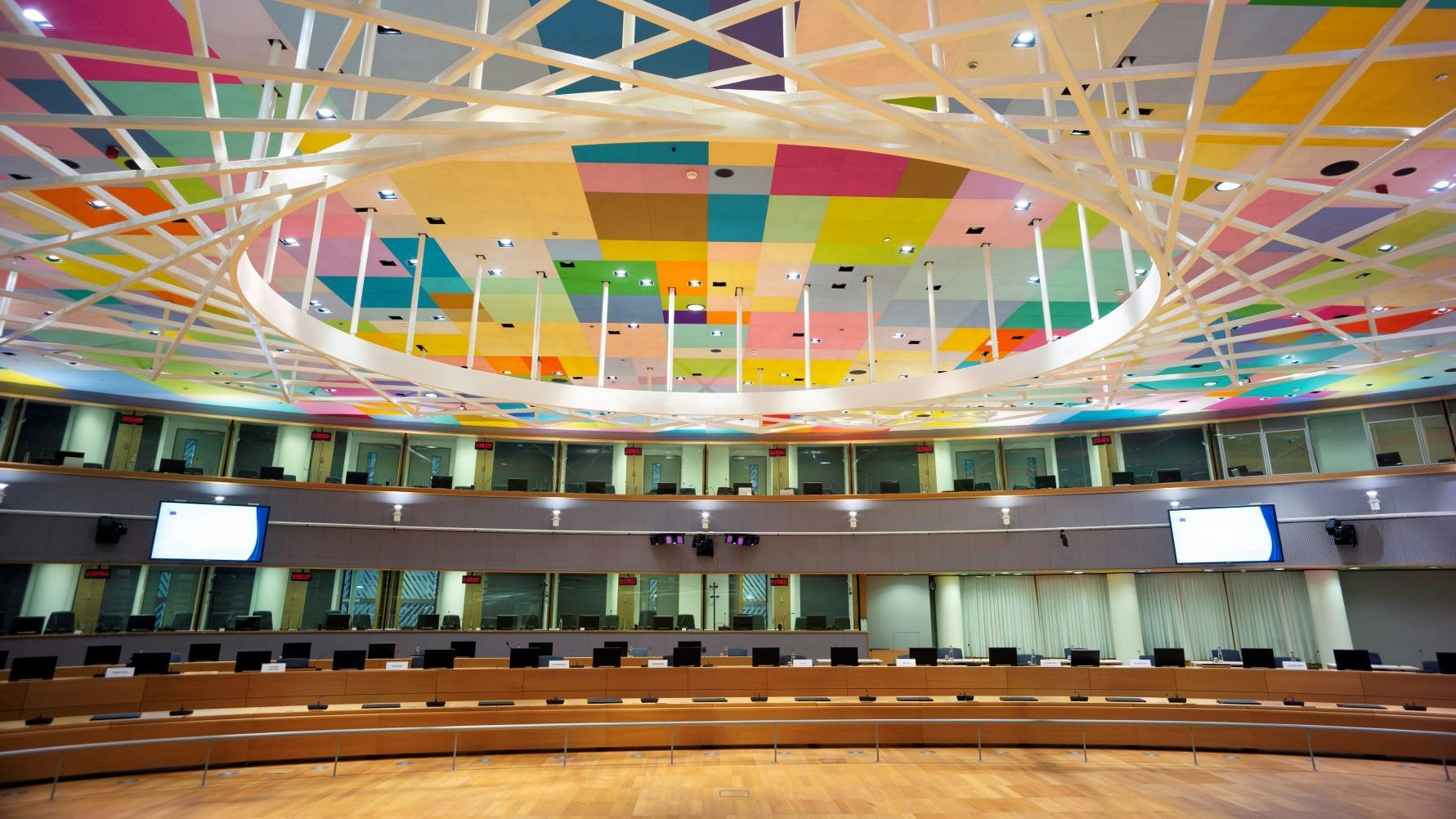 Ein Konferenzsaal mit bunter Decke im Europagebäude. Hier finden unter anderem die EU-Gipfel, multilaterale Gipfel und Ministertagungen statt.