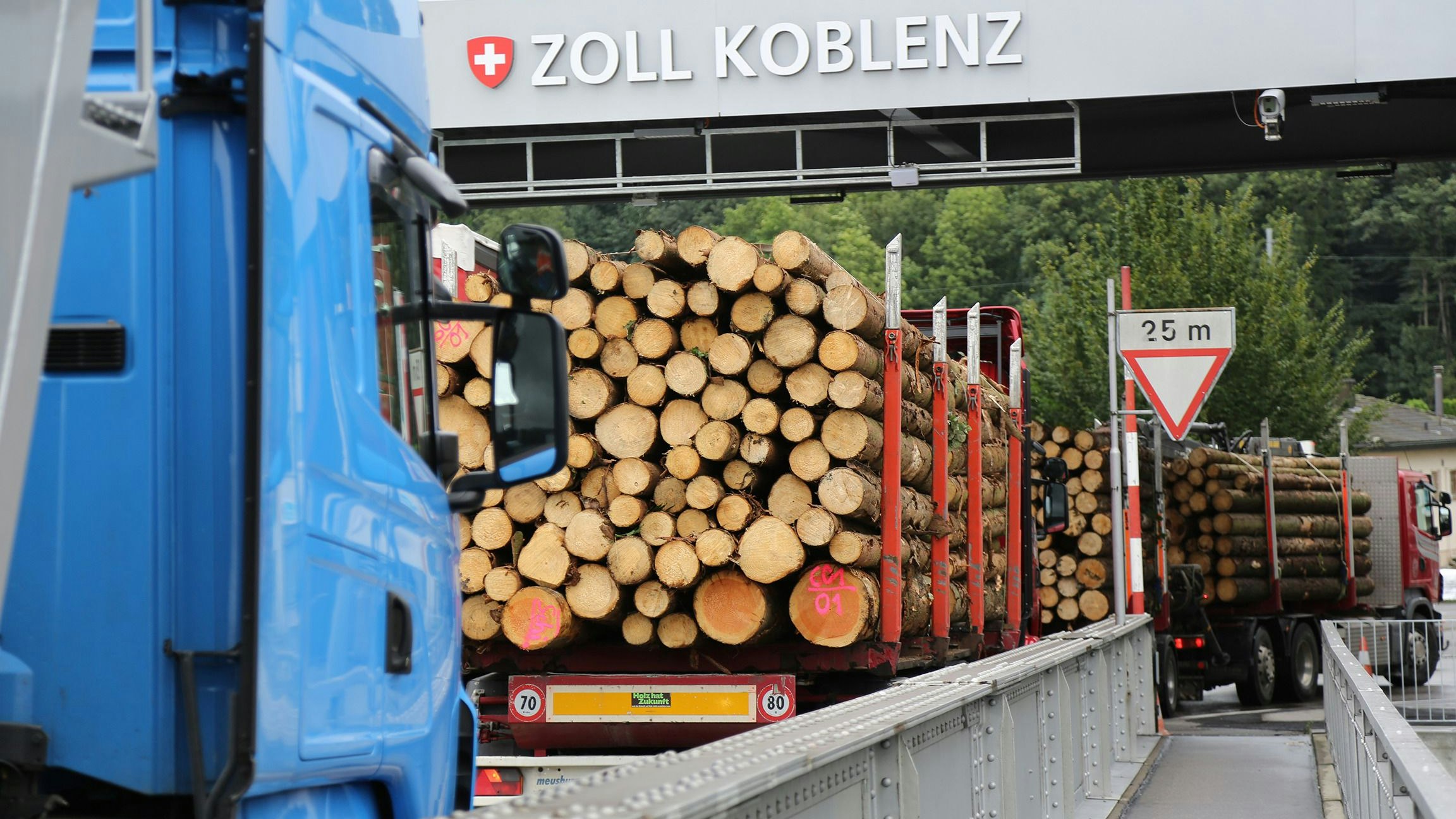 Lastwagen warten vor dem Schweizer Zoll in Koblenz.