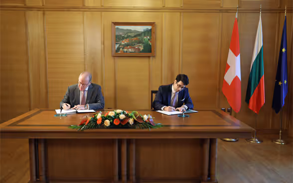 Dans le cadre de la deuxième contribution de la Suisse, la Suisse et la Bulgarie ont signé le 20 septembre 2022 le premier accord bilatéral de mise en œuvre du nouveau programme de coopération suisse-bulgare.