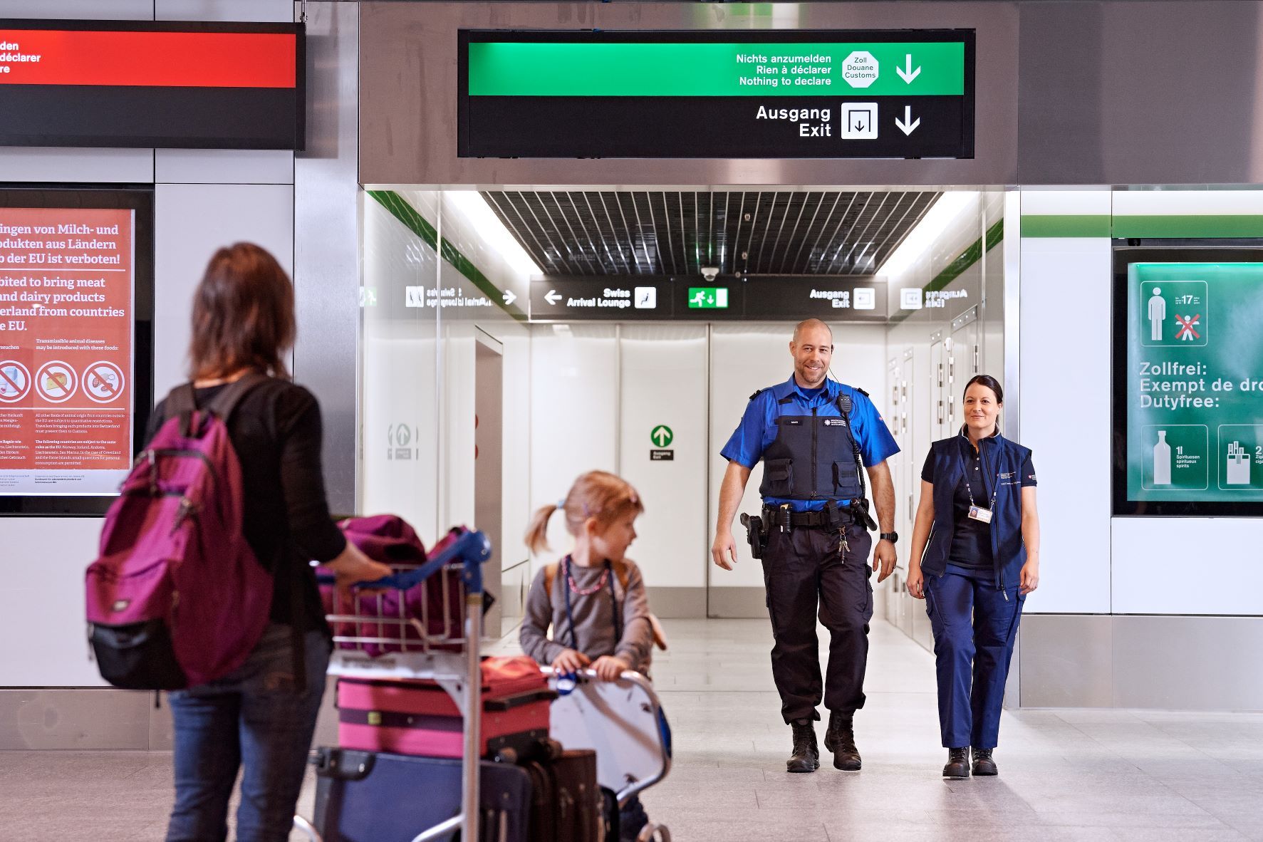 Gardes-frontière suisses à l’aéroport.