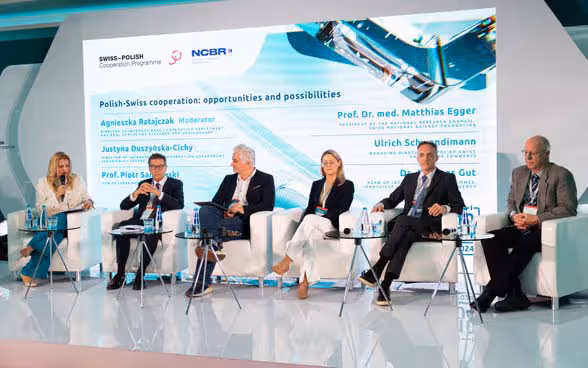 Six participants à la table ronde organisée à l’occasion du lancement du programme suisse-polonais pour la recherche et l’innovation.