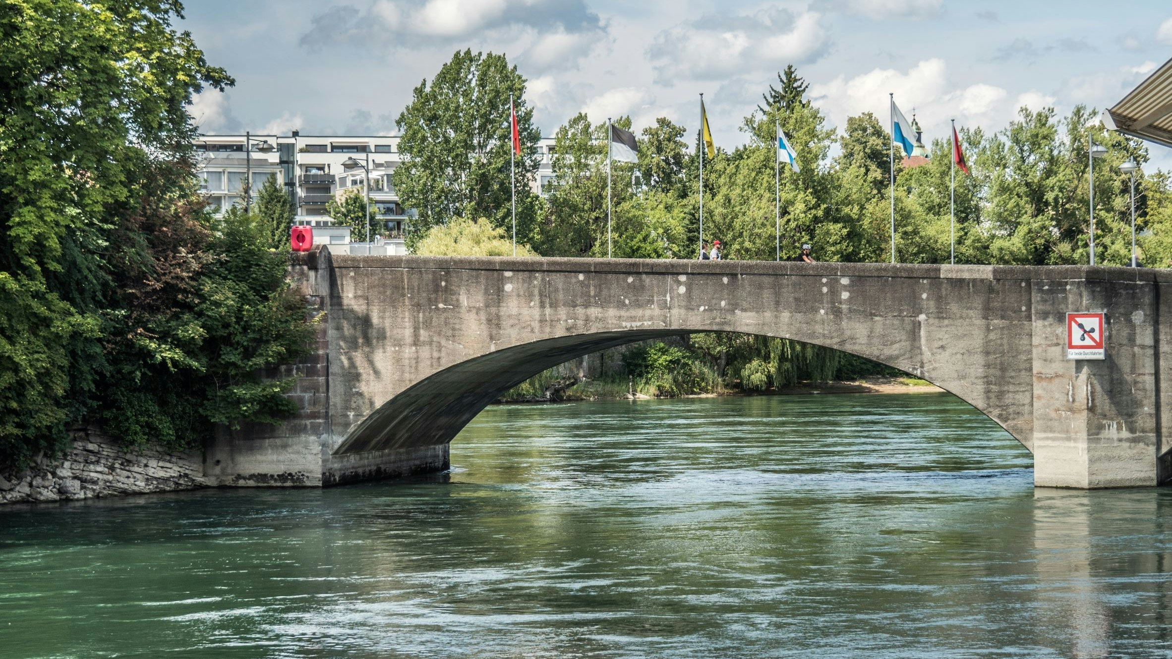 L'ancien pont sur le Rhin relie les parties suisse et allemande de la ville de Rheinfelden. Il symbolise les relations étroites de la Suisse avec les États membres de l'UE.