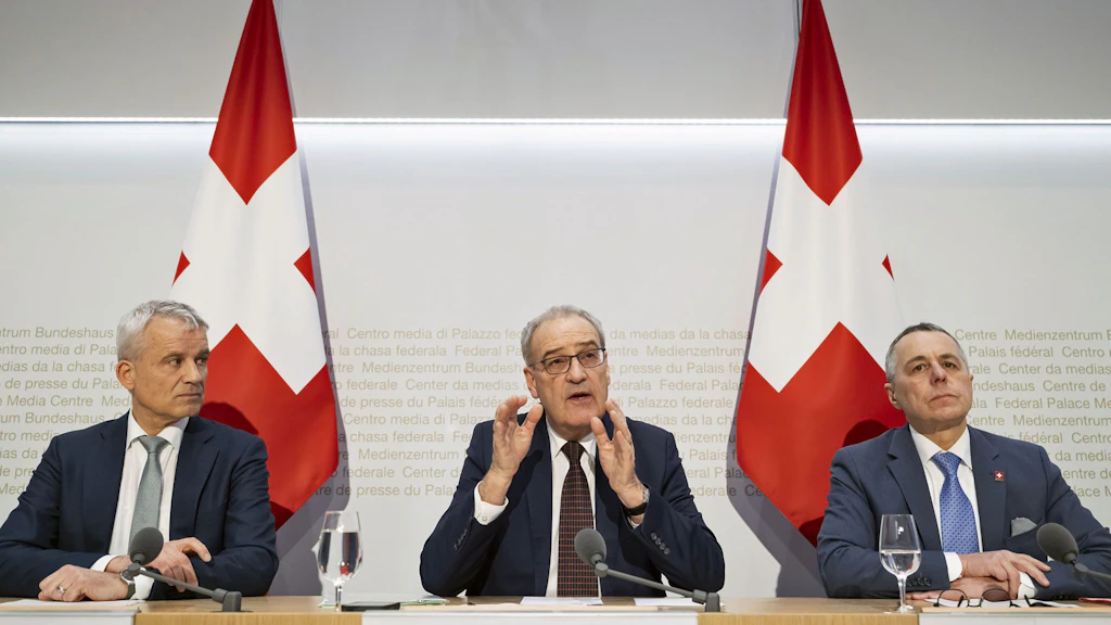 Il presidente della Confederazione Guy Parmelin interviene accanto ai consiglieri federali Ignazio Cassis e Beat Jans durante una conferenza stampa sul messaggio relativo al pacchetto Svizzera-UE, venerdì 13 marzo 2026.