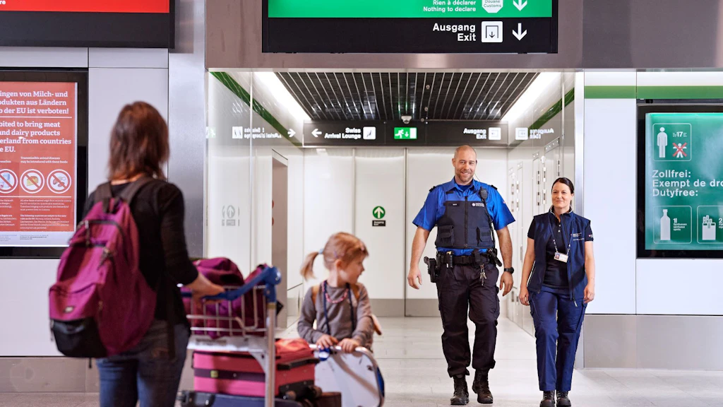 Guardie di frontiera svizzere all'aeroporto.