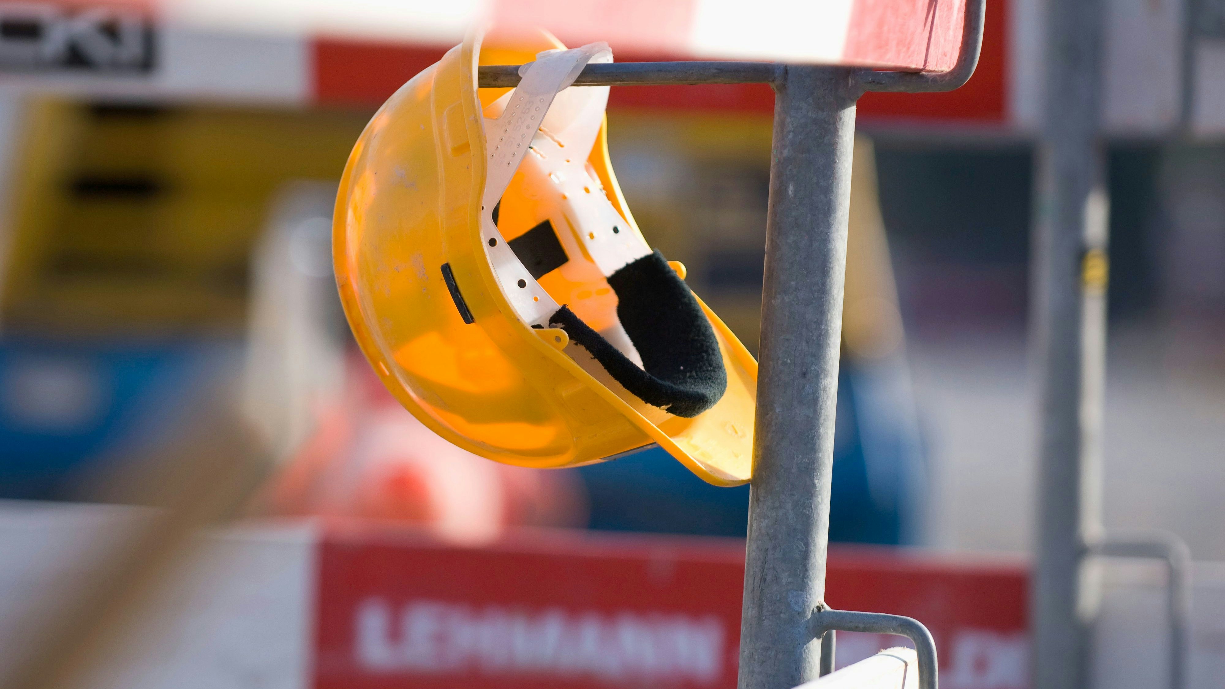 Casco di un operaio.