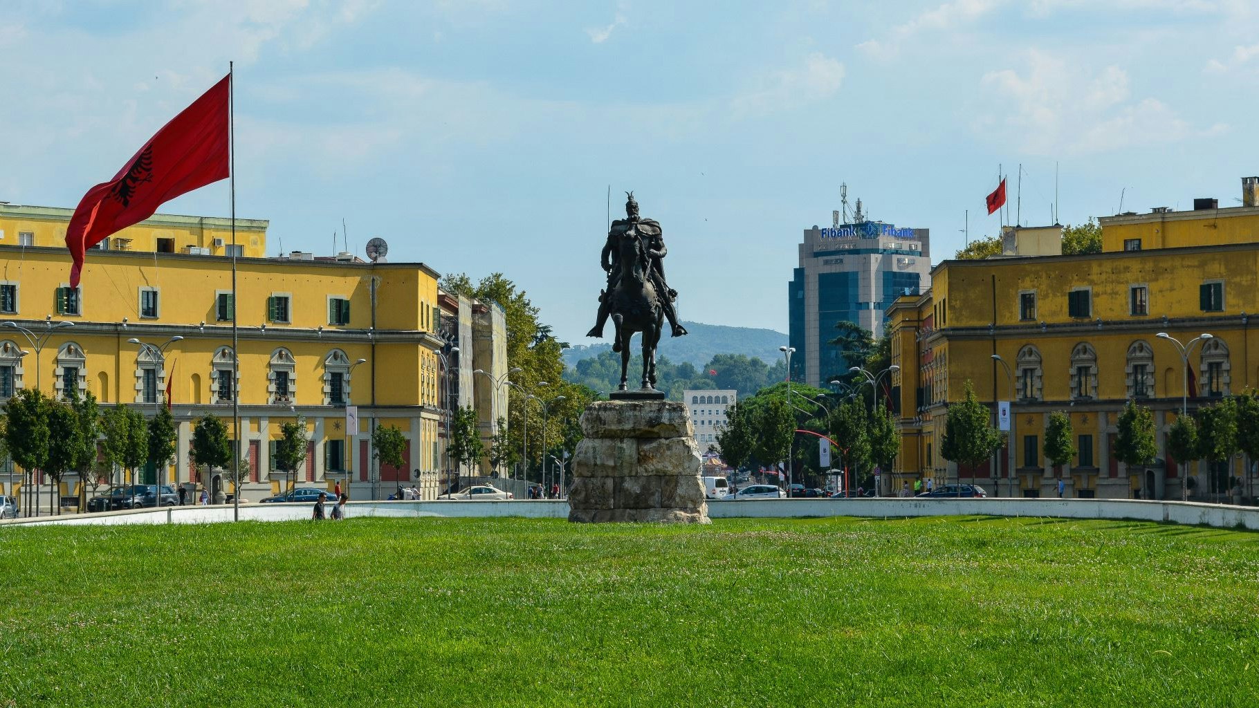 L'immagine mostra Piazza Skanderbeg a Tirana, in Albania. Grazie alla grande diaspora in Svizzera, ha stretti legami con i Paesi dei Balcani occidentali.